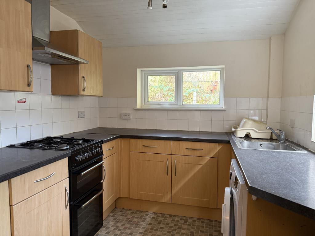 Lot: 144 - FREEHOLD HOUSE FOR INVESTMENT OR OCCUPATION - Kitchen with fitted units